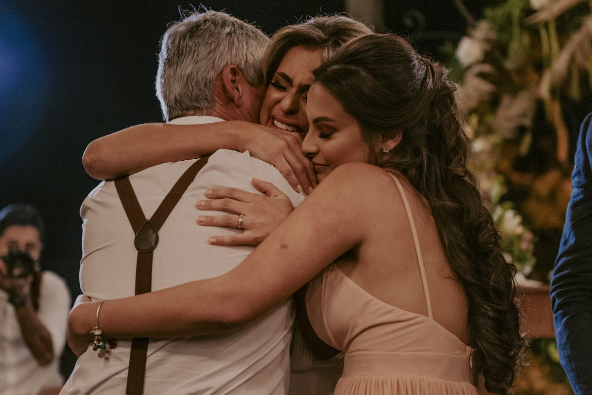 o abraço e a emoção da noiva em seu casamento no campo villa sansu
