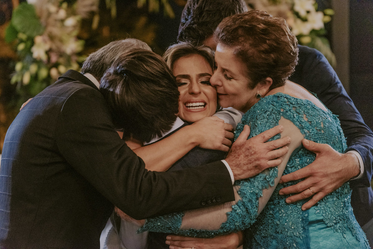 muita emoção nos cumprimentos dos noivos durante a cerimonia de casamento