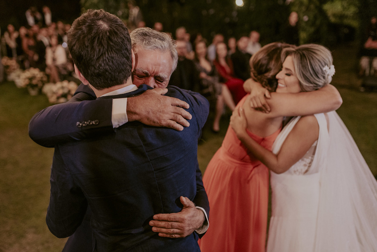 a noiva e o noivo muito emocionados 