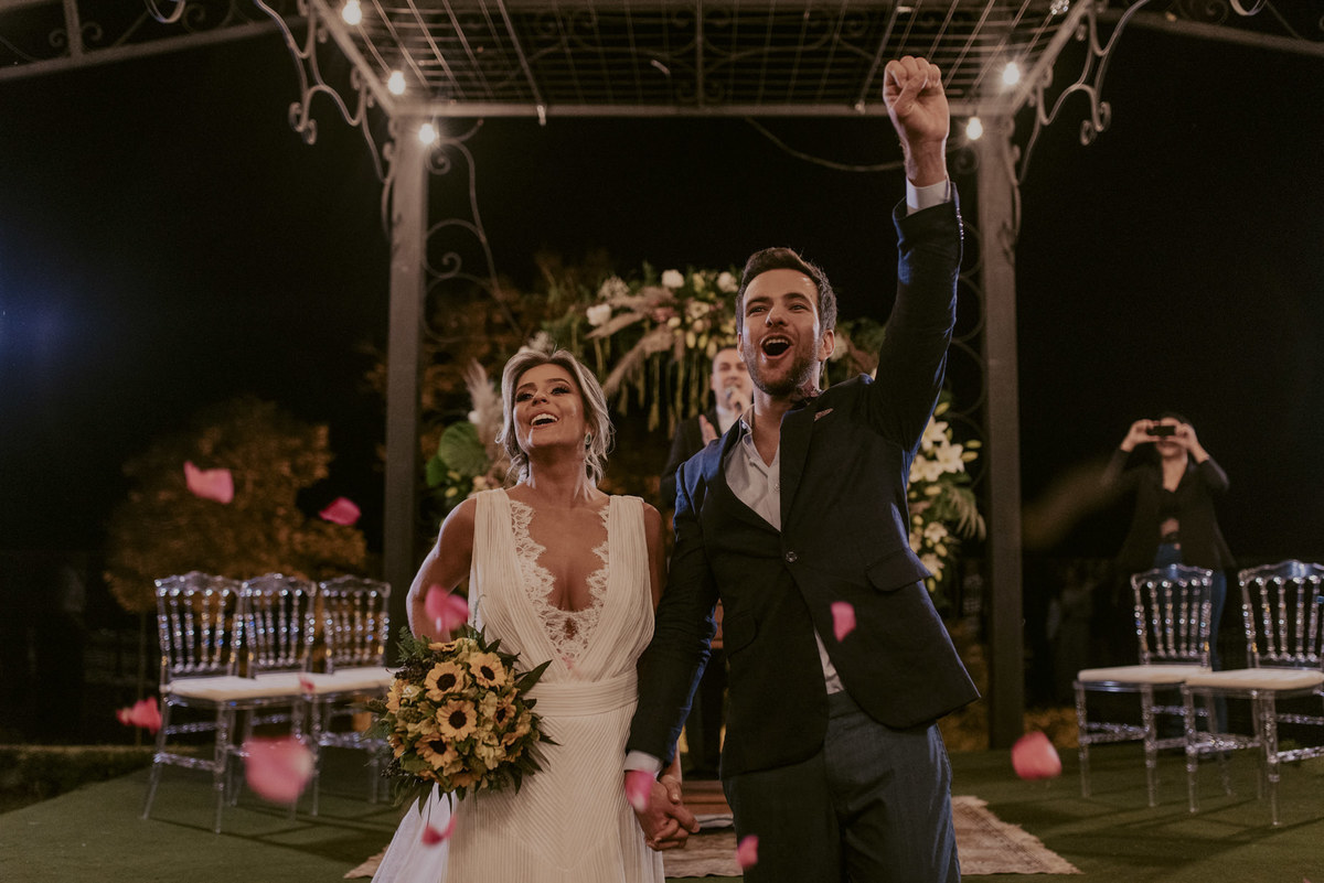 a saida dos noivos no final da cerimonia de casamento no campo que aconteceu no villa sansu sorocaba e região fotos do melhor fotografo de casamento de sp