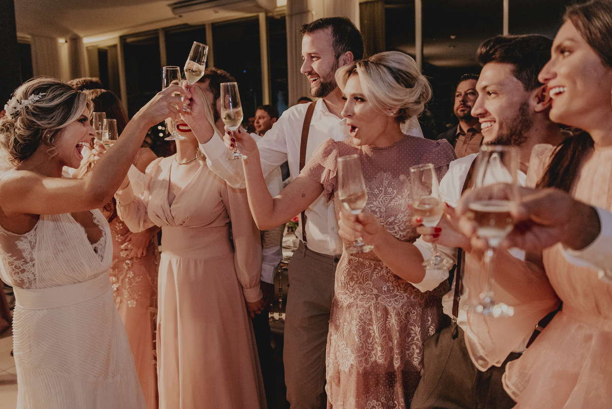 um brinde ao casamento dos noivos pelo daniel okuyama fotografia