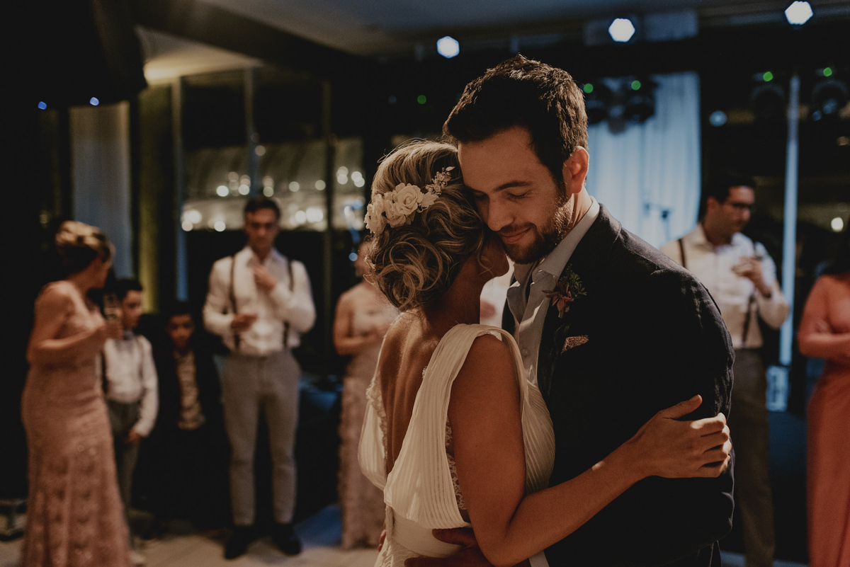 fotografia da dança dos noivos do casamento no campo villa sansu 