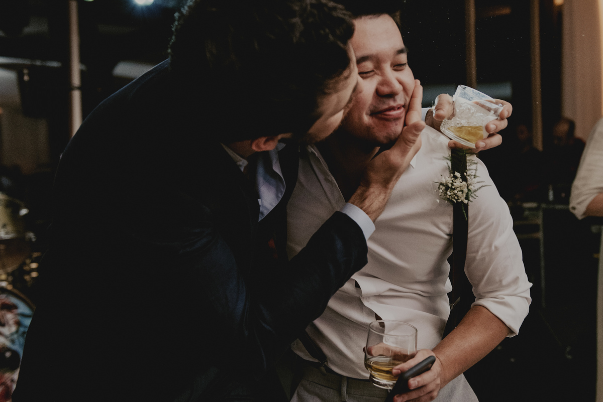 um carinho do noivo com seus convidados