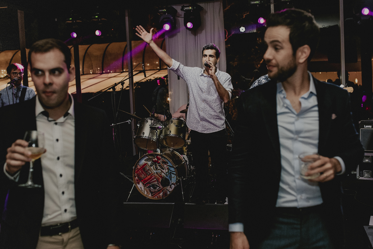 a festa de casamento com a banda mais animada