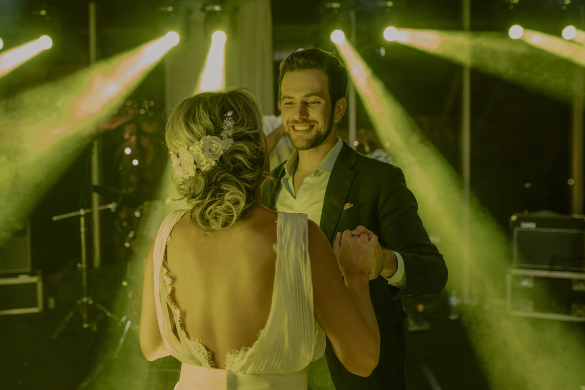 os noivos dancaram e se divertiram durante a festa do casamento