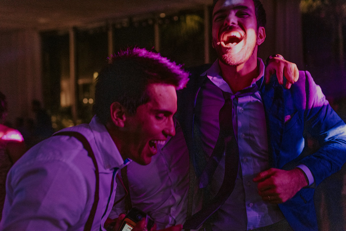 fotografia de momentos de diversão na festa de casamento no villa sansu