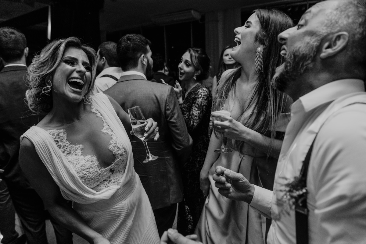 a noiva com seus amigos se divertindo e cantando fotografia espontânea de casamento por daniel okuyama