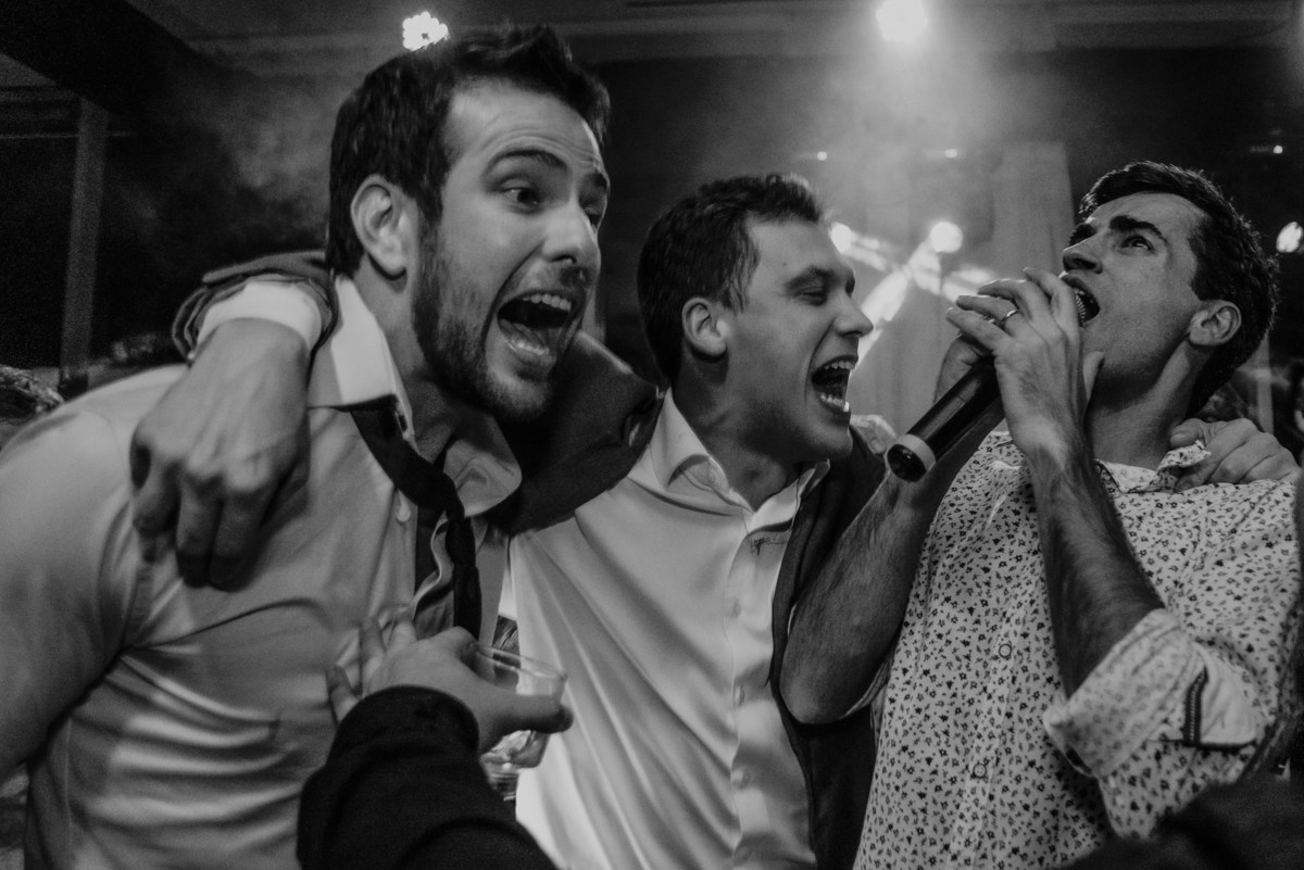 musica e alegria foto do noivo cantando junto com a banda foi um verdadeiro sucesso