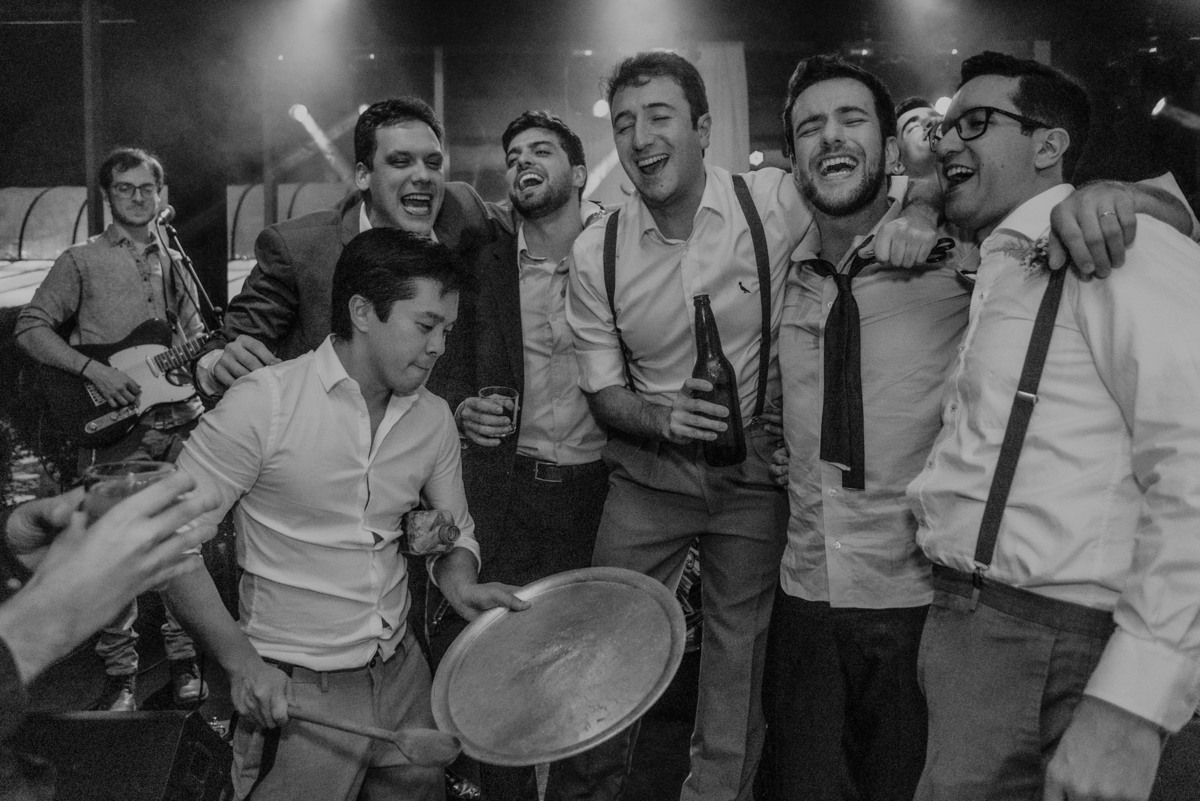 noivo se divertindo muito com todos os seus amigos durante a festa do casamento no villa sansu