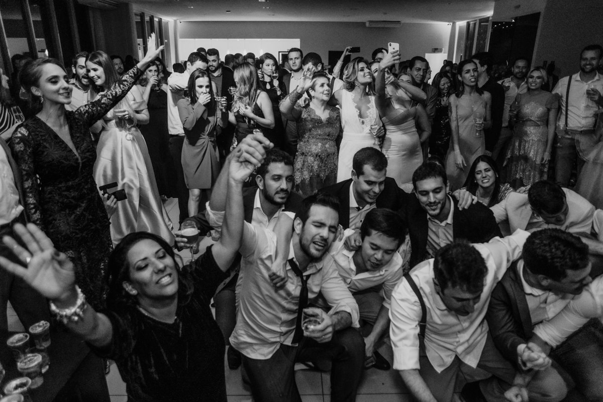 toda a galera animada para festejar a festa do casamento