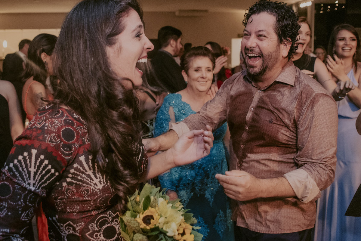 sorrisos e diversão durante a festa doc asamento