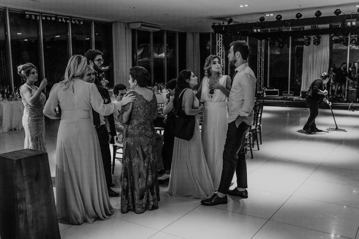 os noivos se despedindo no final da festa de casamento em sorocaba sp 