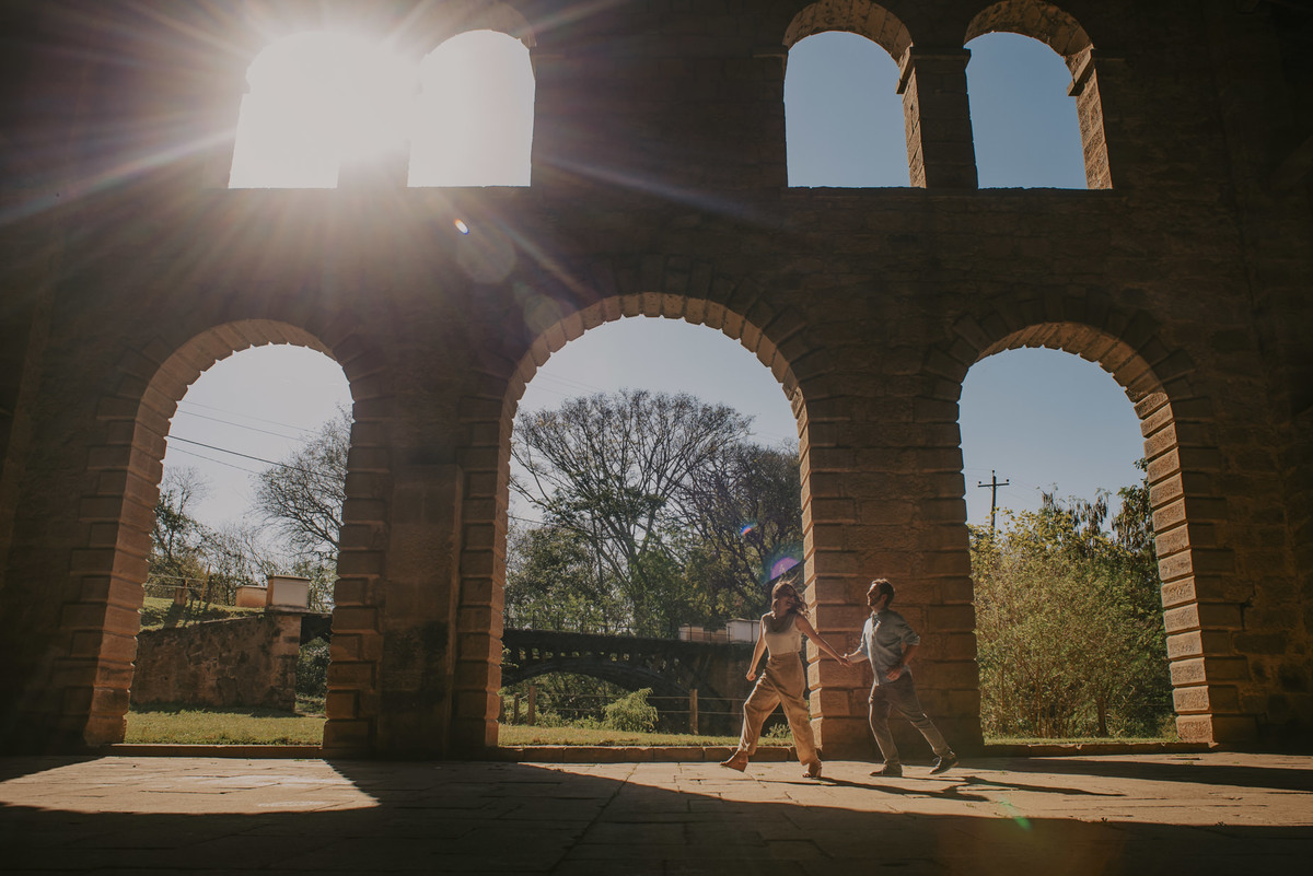 ensaio de casamento em sp na fazenda com fotografia mais espontânea e verdadeira em Fazenda Ipanema perto de Sorocaba fotografia de pre wedding no por do sol sp