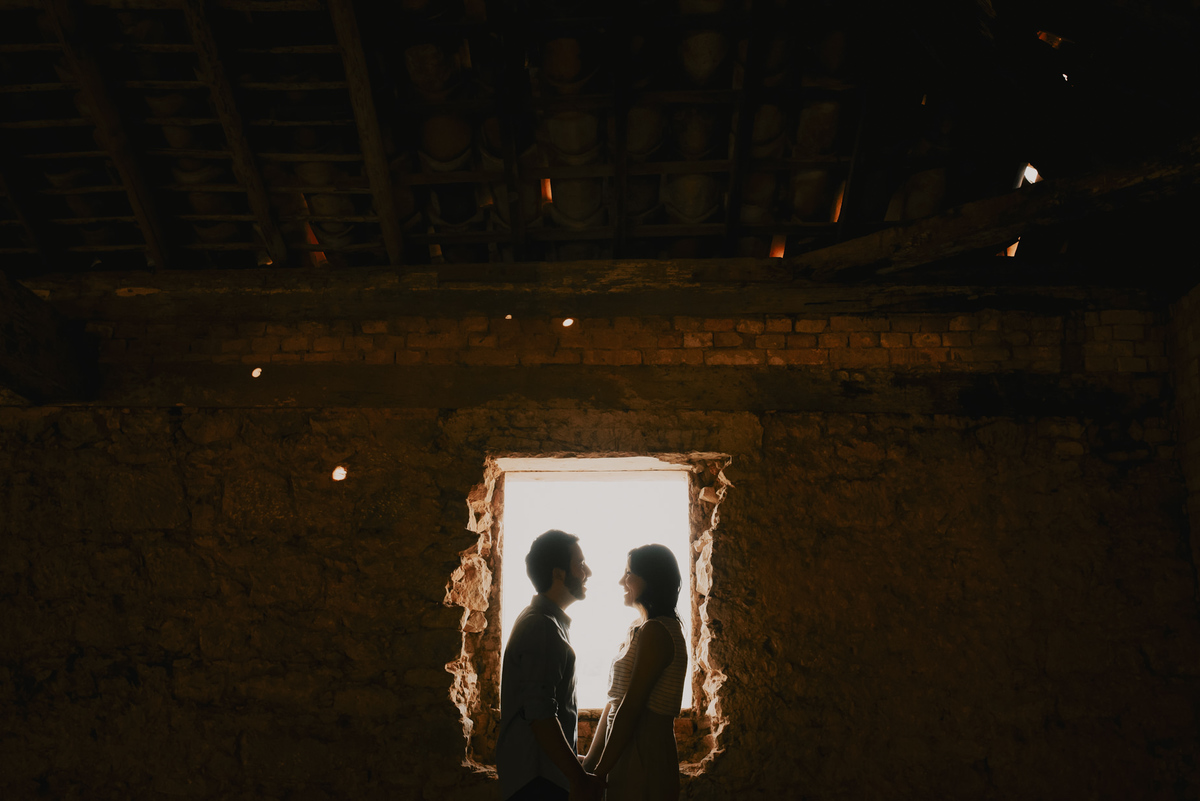 fotografia difeente do casal de noivos no campo na reserva florestal durante um lindo por do sol feita pelo fotografo mais premiado de sp