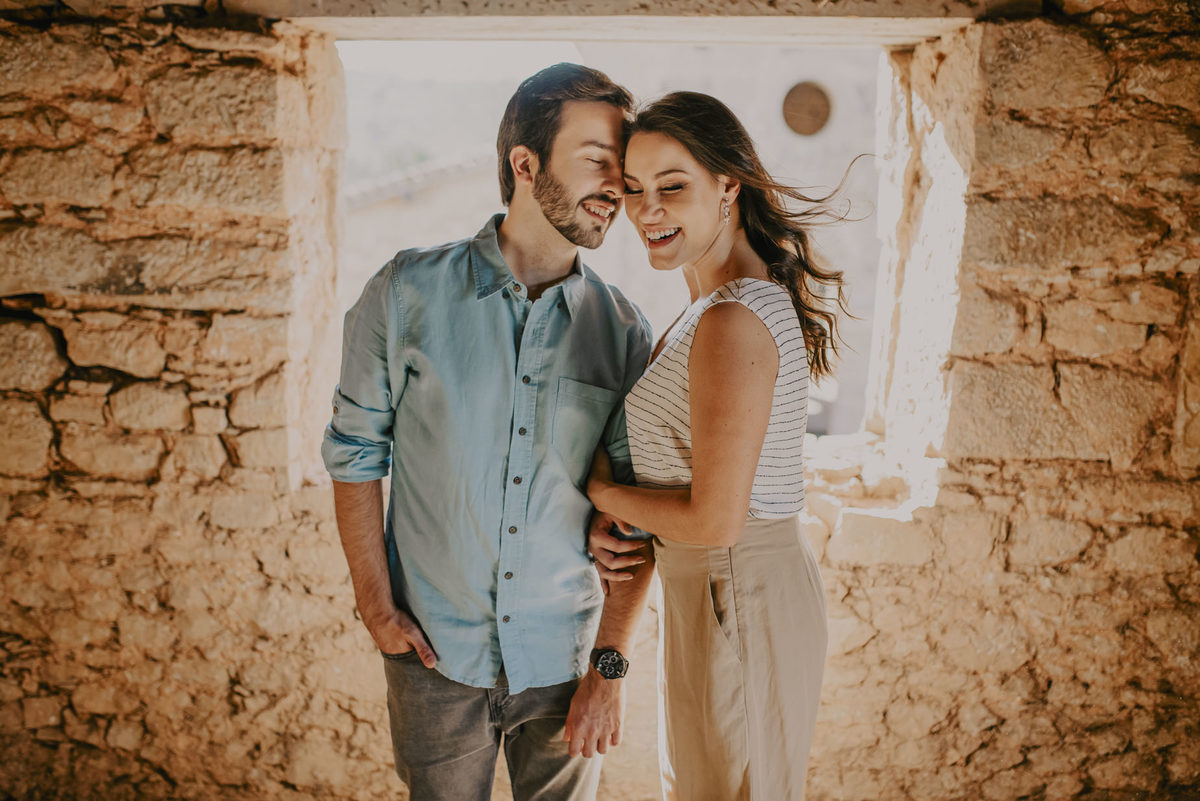 fotografo de casamento sp daniel okuyama fotografa mais fotos espontâneas durante ensaio pre casamento na fazenda Ipanema perto de Sorocaba sp