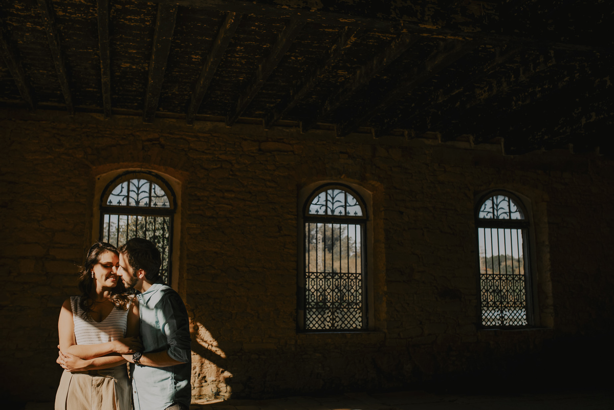 fotografia de ensaio pre wedding no campo antes do pôr do sol em sp fazenda Ipanema 