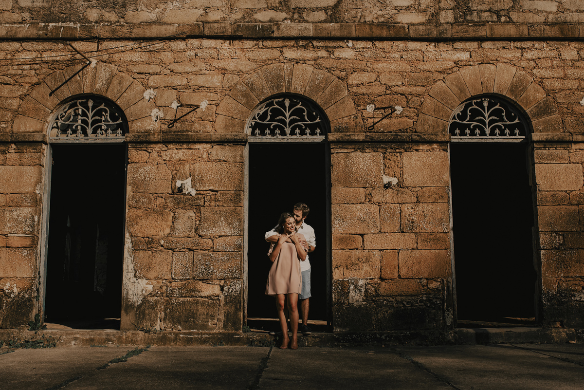 fotografia de ensaio de casamento em ruînas de reserva de Iperó na fazenda durante por do sol de casamento em sp