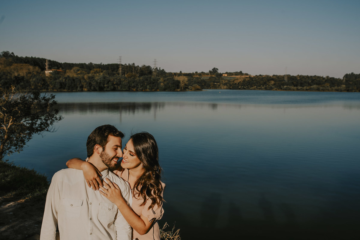 foto de ensaio pre casamento no lago da fazenda durante o por do sol em fazenda ipanema fotografia de casamento em sp