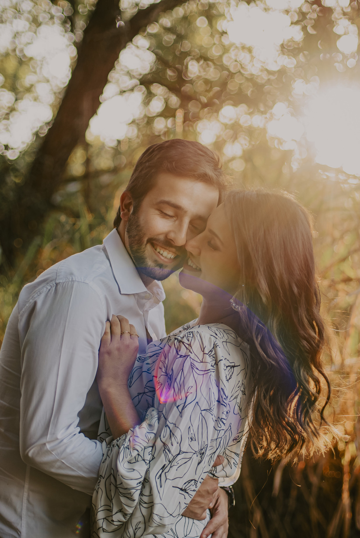 o sorriso dos noivos com muita espontaneidade traz a essência e a personalidade do casal em suas fotografias daniel okuyama
