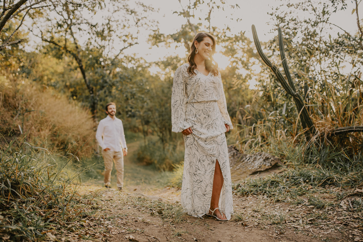 casal de noivos com muito amor e romântico durante ensaio pre wedding realizado na cidade de Iperó  na Fazenda Ipanema um local maravilhoso para fotografar