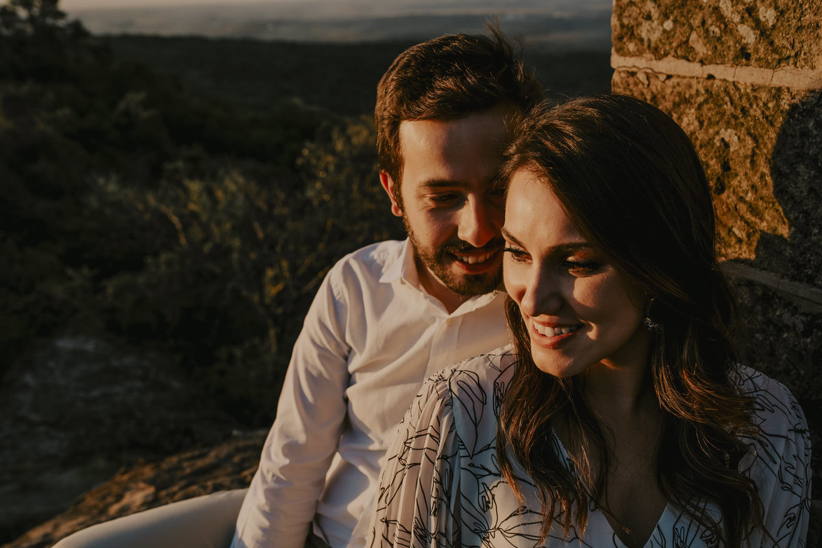 lugares maravilhosos para noivos romanticos fazer o ensaio de casamento com uma paisagem de campo e por do sol buscando a espontaneidade do casal pela fotografia do daniel okuyama