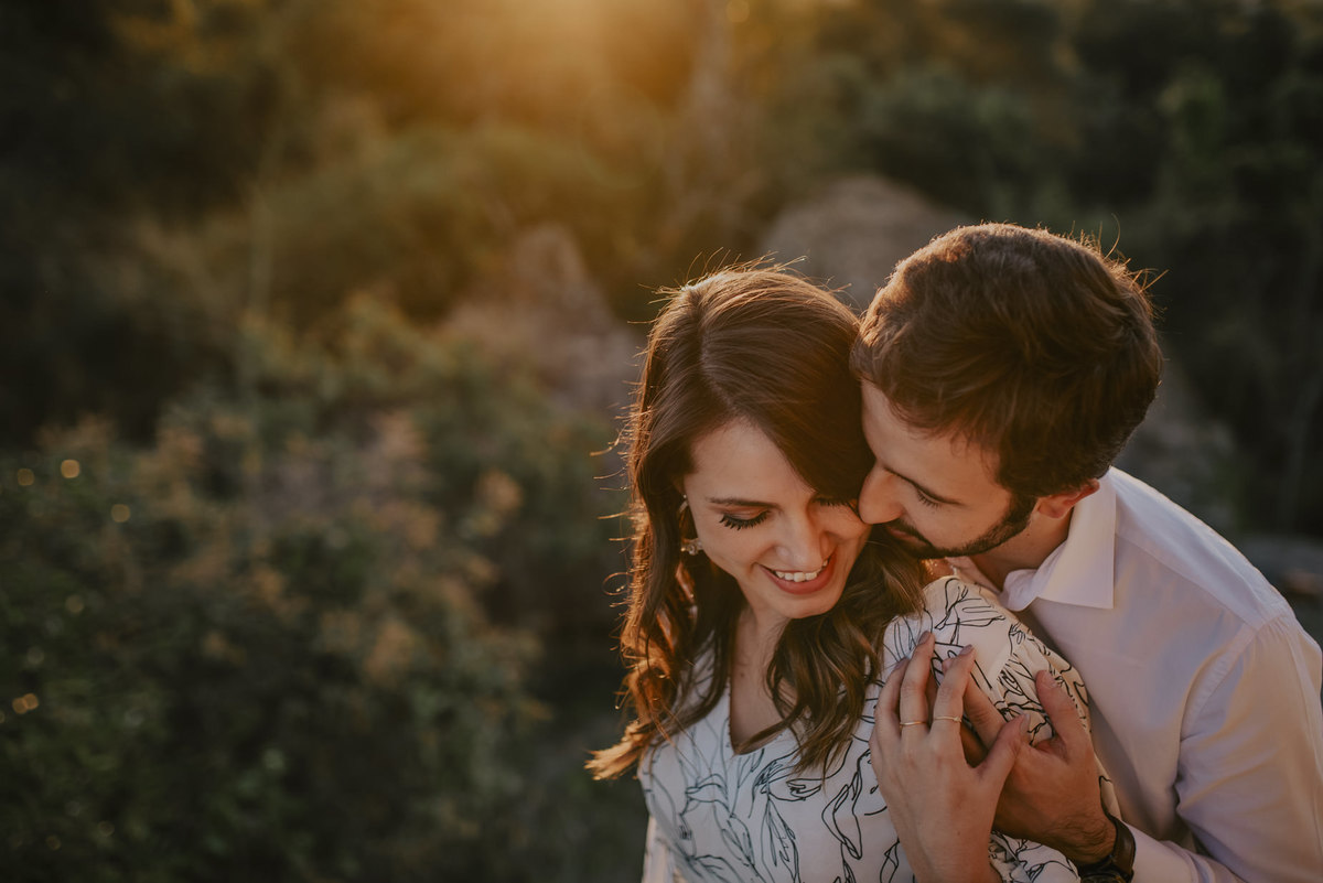os noivos sentem muito carinho no ensaio que fizeram antes do casamento em um local para fotografar ensaio pre casamento perto de sp com clima de fazenda