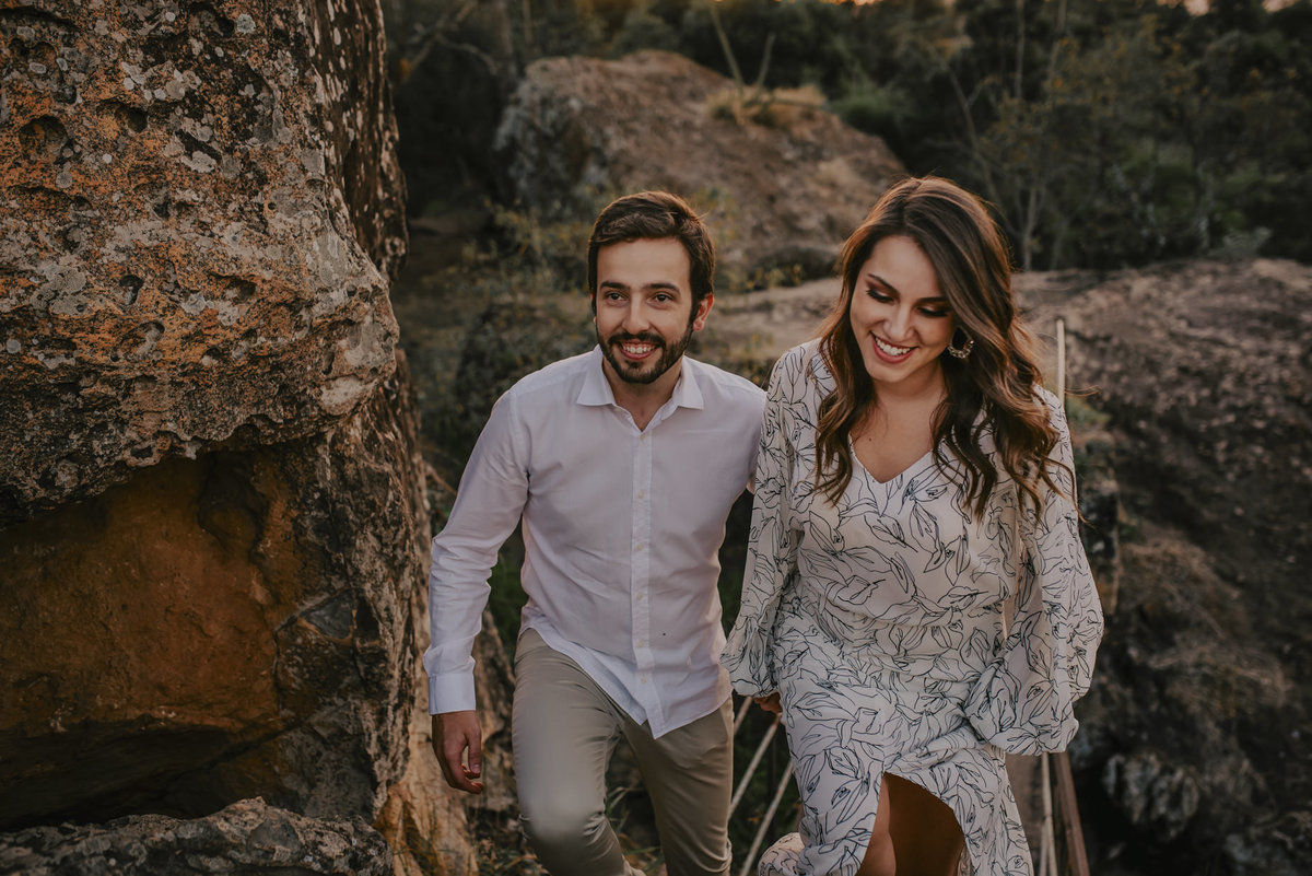 fotografia de ensaio espontânea de casal para pre casamento no campo ou na fazenda em cima das montanhas