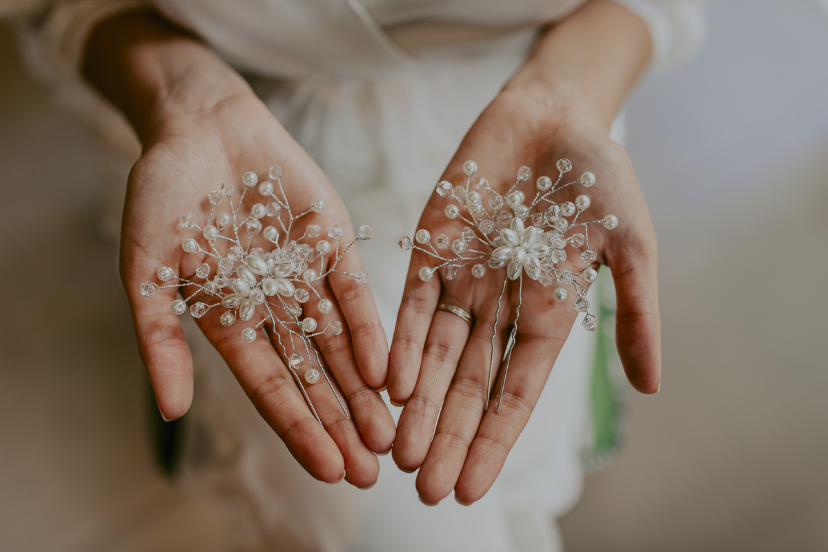 fotografia de casamento deve ter os detalhes do acessório que a noiva usa no cabelo, fotografia documental do casamento na fazenda foto de daniel okuyama