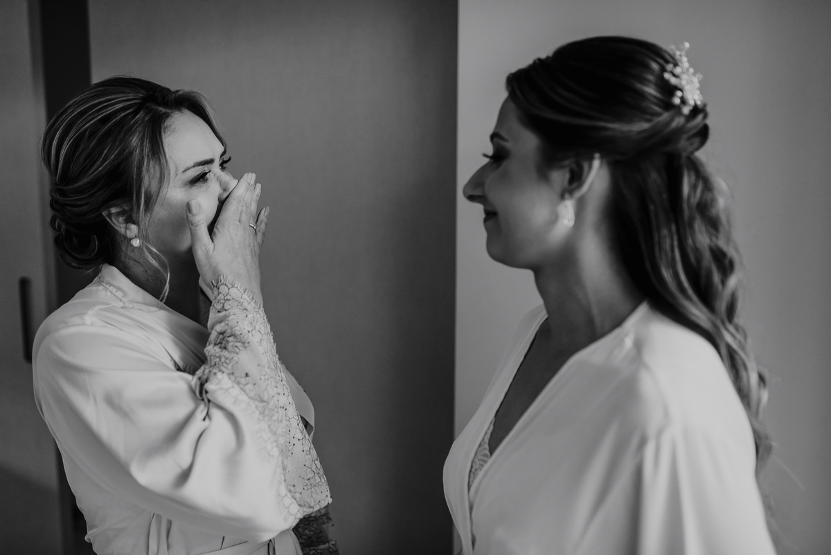 durante o making of da noiva existe muito amor para se fotografar, na fotografia documental focamos nas pessoas e no quanto elas se emocionam. Foto da noiva com a mãe emocionadas antes da cerimônia de casamento no campo. foto incrível do daniel okuyama