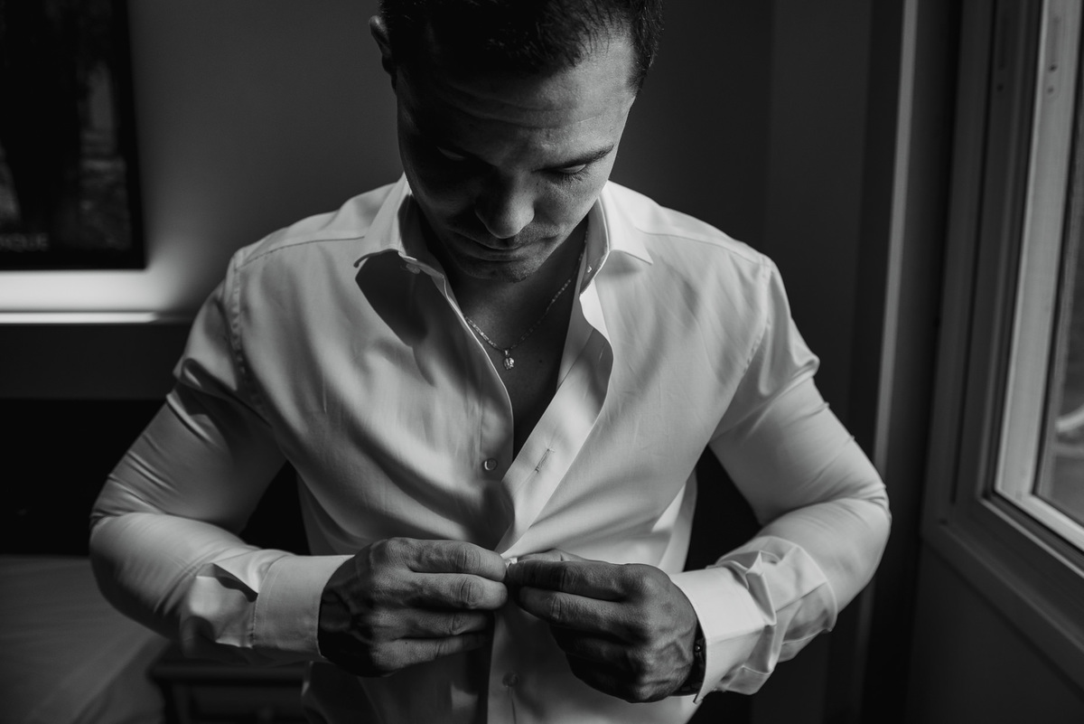 foto do noivo se arrumando durante o making of mmentos antes da cerimônia de casamento no campo