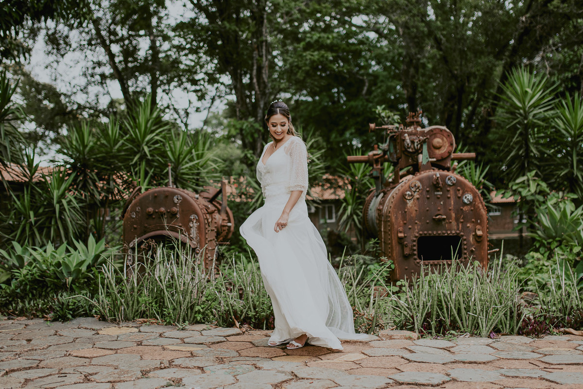 retrato feito pelo daniel okuyama da noiva no jardim do casamento com vestido emanuelle junqueira, muita delicadeza e espontaneidade foto daniel okuyama