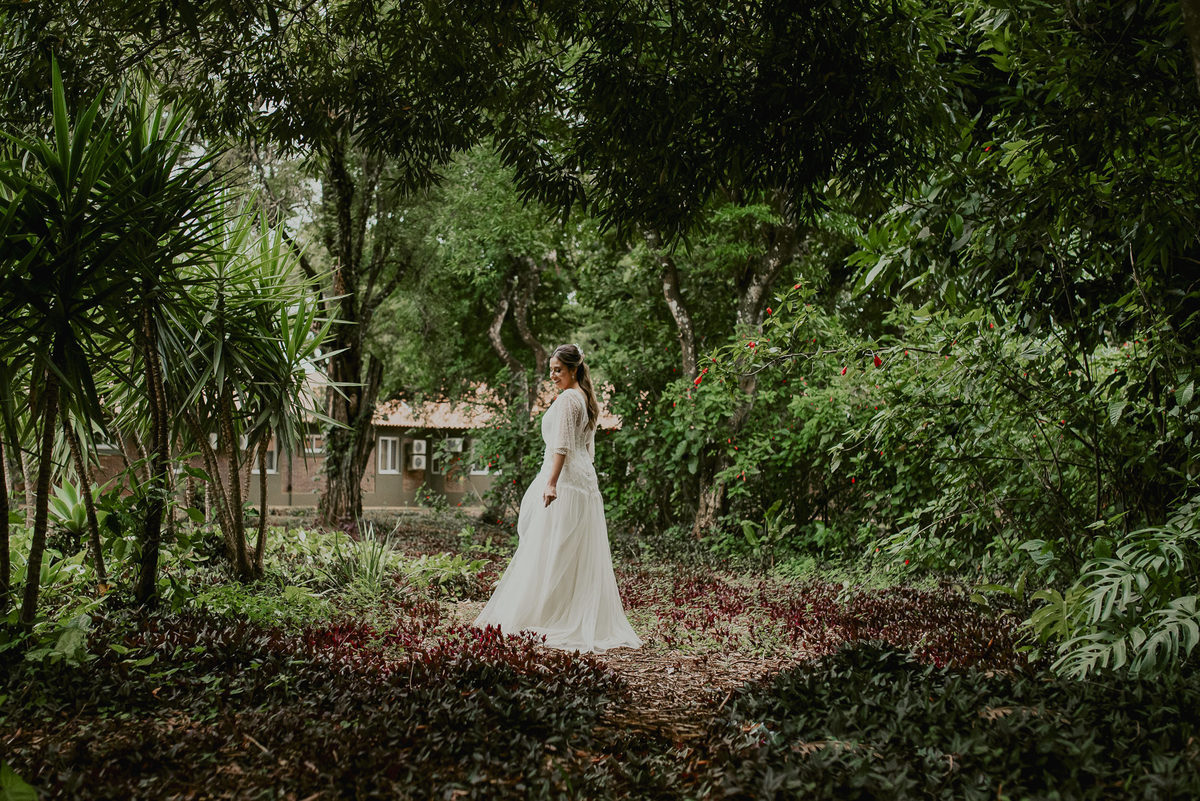 o casamento no campo existe a possibilidade de fazer lindos retratos da noiva pronta com seu vestido emanuelle junqueira foto documental de casamento pelo melhor fotografo de sp daniel okuyama