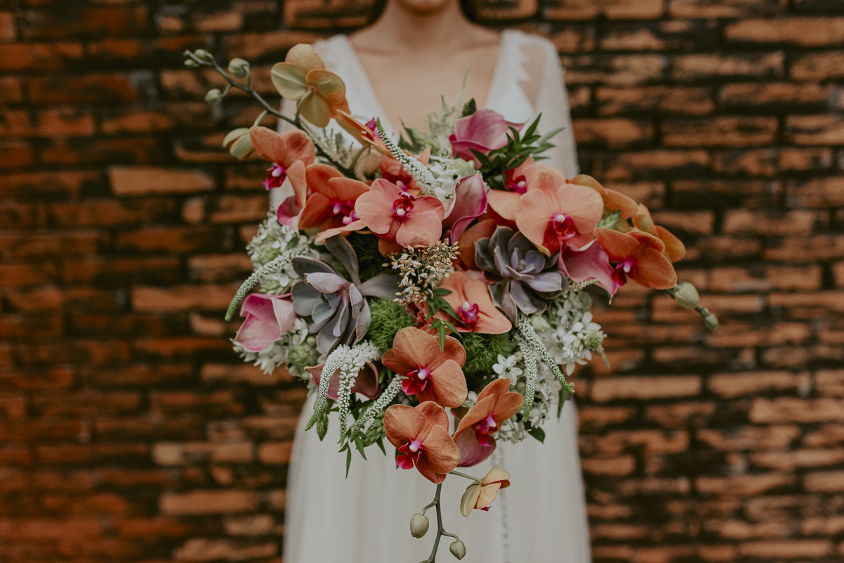 existe muitos estilos de buquê, o buque da noiva para caamento no campo descontruido com flores de cores vibrantes e delicadas coral detalhes do casamento que precisam ser registrados foto de casamento do daniel okuyama
