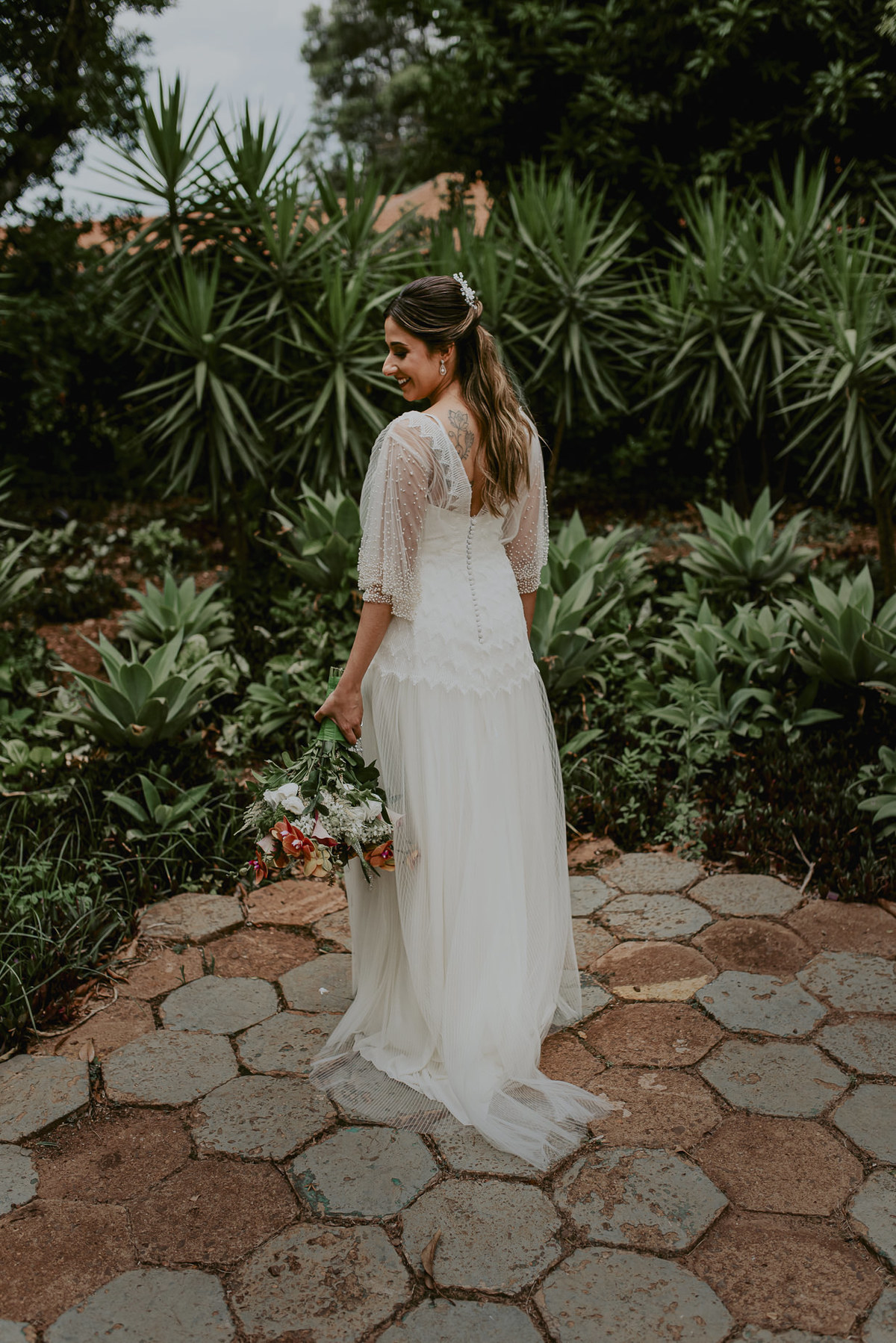 para um casamento no campo os detalhes de um vestido de noiva delicado e moderno da emanuelle junqueira. retrato da noiva feito pelo fotografo de casamentos daniel okuyama