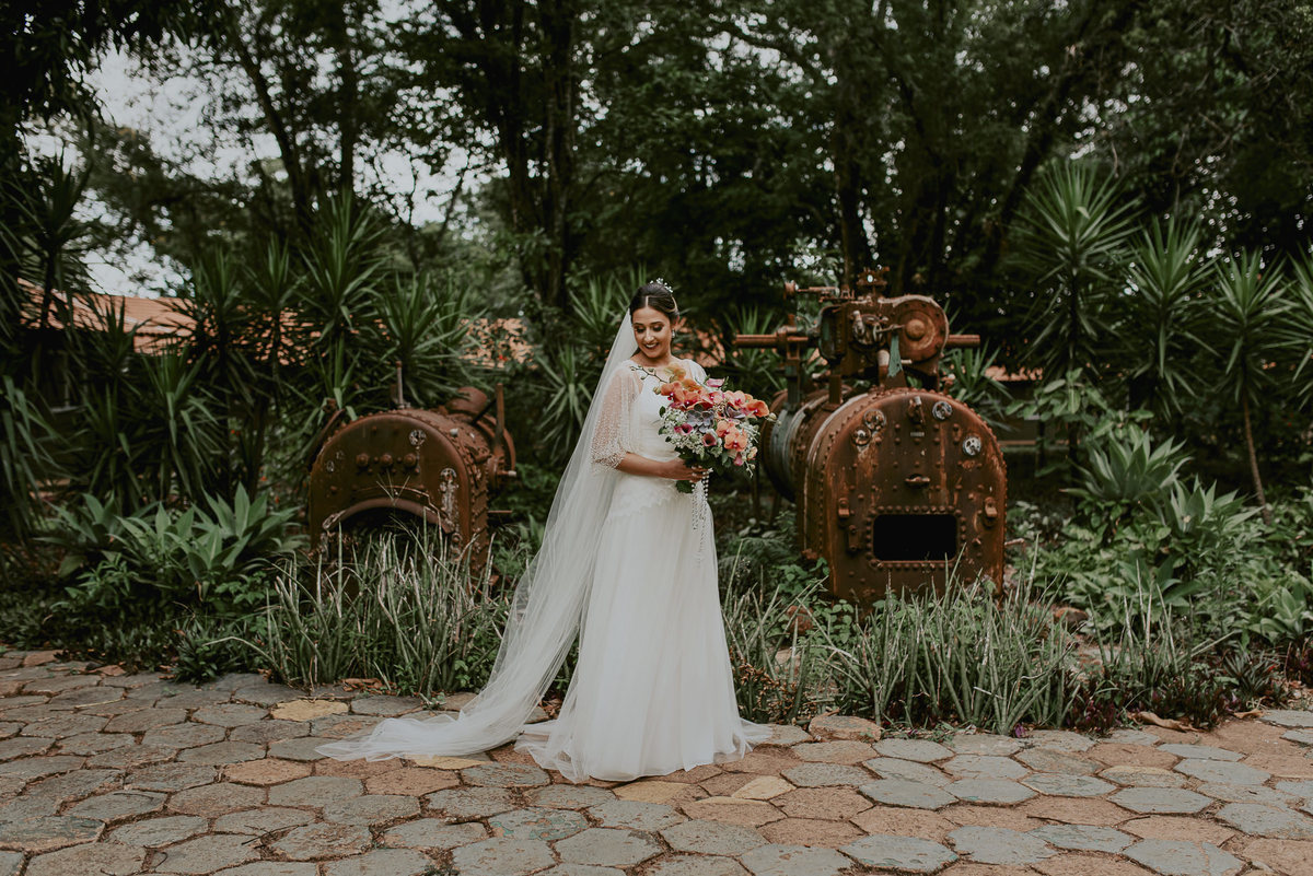 retrato da noiva pronta com buque de flores na cor coral para um lindo casamento na fazenda, com vestido emanuelle junqueira. fotografado pelo melhor fotografo de casamento de sp daniel okuyama
