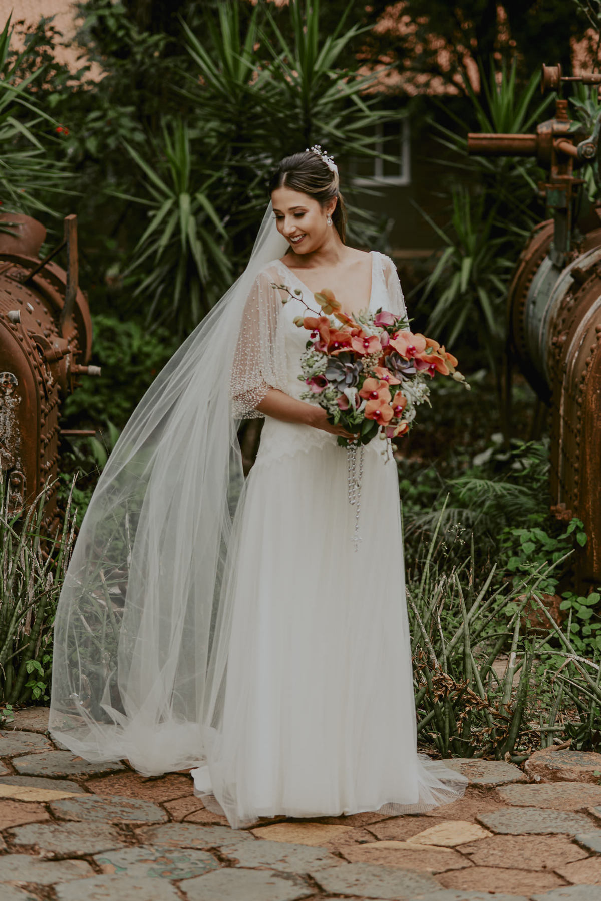 um lindo momento da noiva a espera do começo da cerimonia do casamento no campo, um retrato da noiva com vestido emanuelle junqueira e foto de daniel okuyama o melhor fotógrafo de casamento de sp
