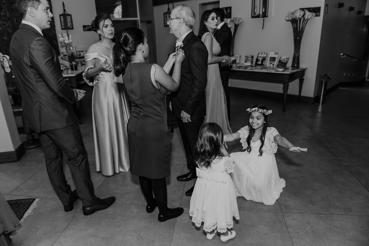 na fotografia documental de casamento é preciso focar nas pessoas de forma espontânea, nessa foto tirada pelo daniel okuyama podemos ver as daminhas do casamento em momento de descontração. 