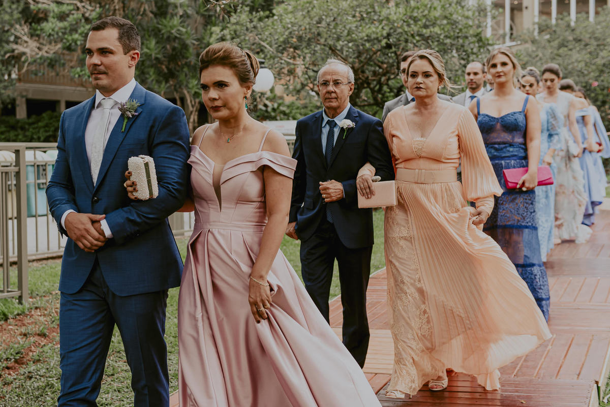 noivo com a sua mãe, padrinhos e madrinhas, minutos antes do inicio da cerimonia de casamento na fazenda linda foto registrada por daniel okuyama