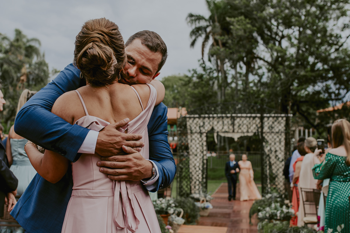 fotografia do noivo ao chegar no altar dando um forte abraço em sua mãe, essa foto dicumental de casamento foi feita pelo daniel okuyama fotografia de casamento