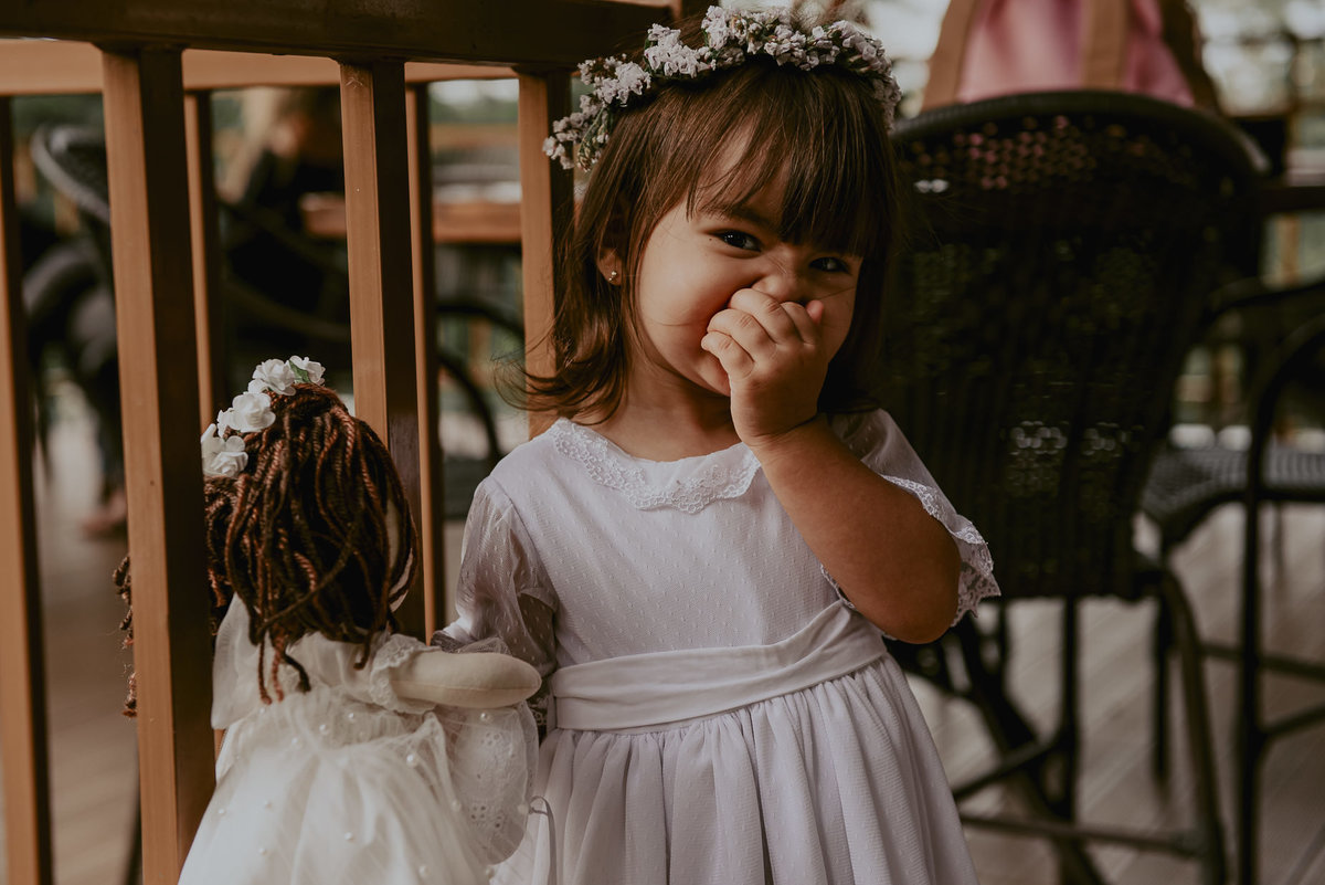 foto da graciosa daminha com sua bonequinha de pano, uma fofura. adoro fotografar as criancas n casamento, elas são lindas e espontaneas dando mais verdade para a minha fotografia. foto de daminha por daniel okuyama