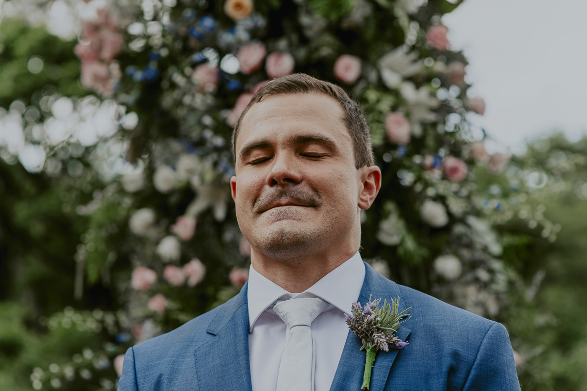 momento que o noivo espera ansiosamente a entrada da noiva, existe varias reações do noivo e é muito importante fotografar. O casamento do campo foi fotografado pelo daniel okuyama