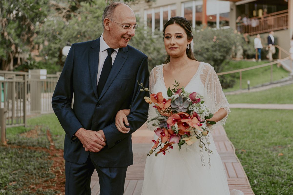 momentos singelos da noiva com seu pai na entrada da cerimônia do casamento no campo, muita emoção e felicidade a ser retratada atraves das fotos incriveis de daniel okuyama eleito o melhor fotógrafo de casamento do Brasil