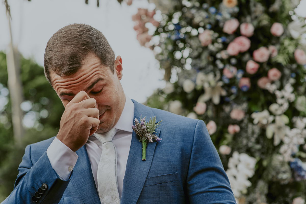 Uma foto muito esperada é a da reação do noivo ao ver a noiva entrando na cerimonia, muitos choram e se emocionam e fica uma linda lembrança para a noiva que esta longe para ver e só verá depois pelas fotografias. momento registrado por daniel okuyama