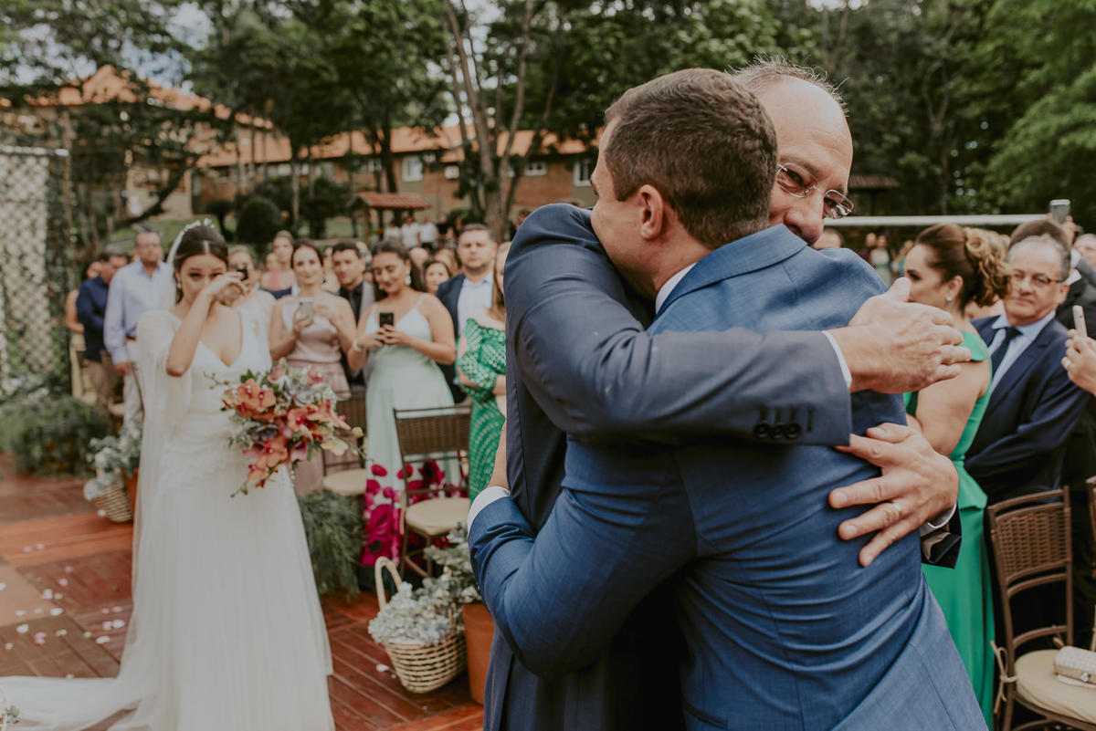 o abraço do pai da noiva com seu genro momentos d e felicidade no casamento na fazenda 