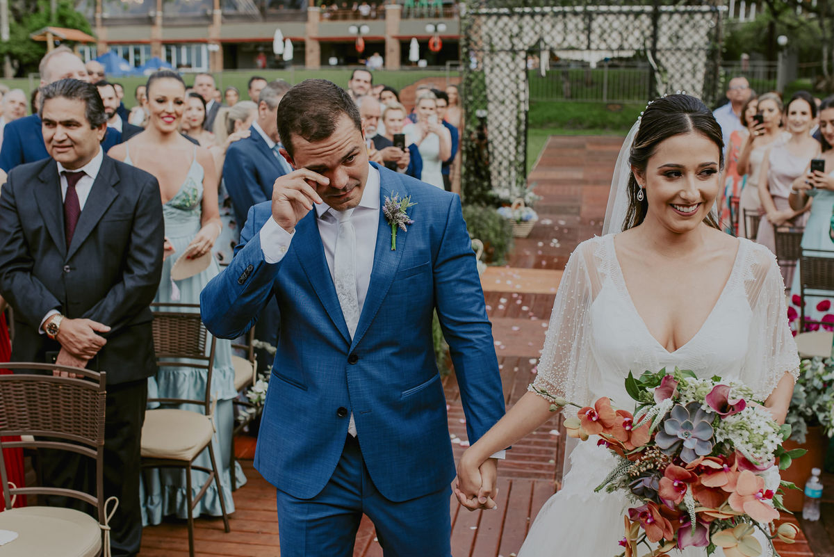 noivo se emociona ao ver a noiva, fotos espontaneas de casamento no campo