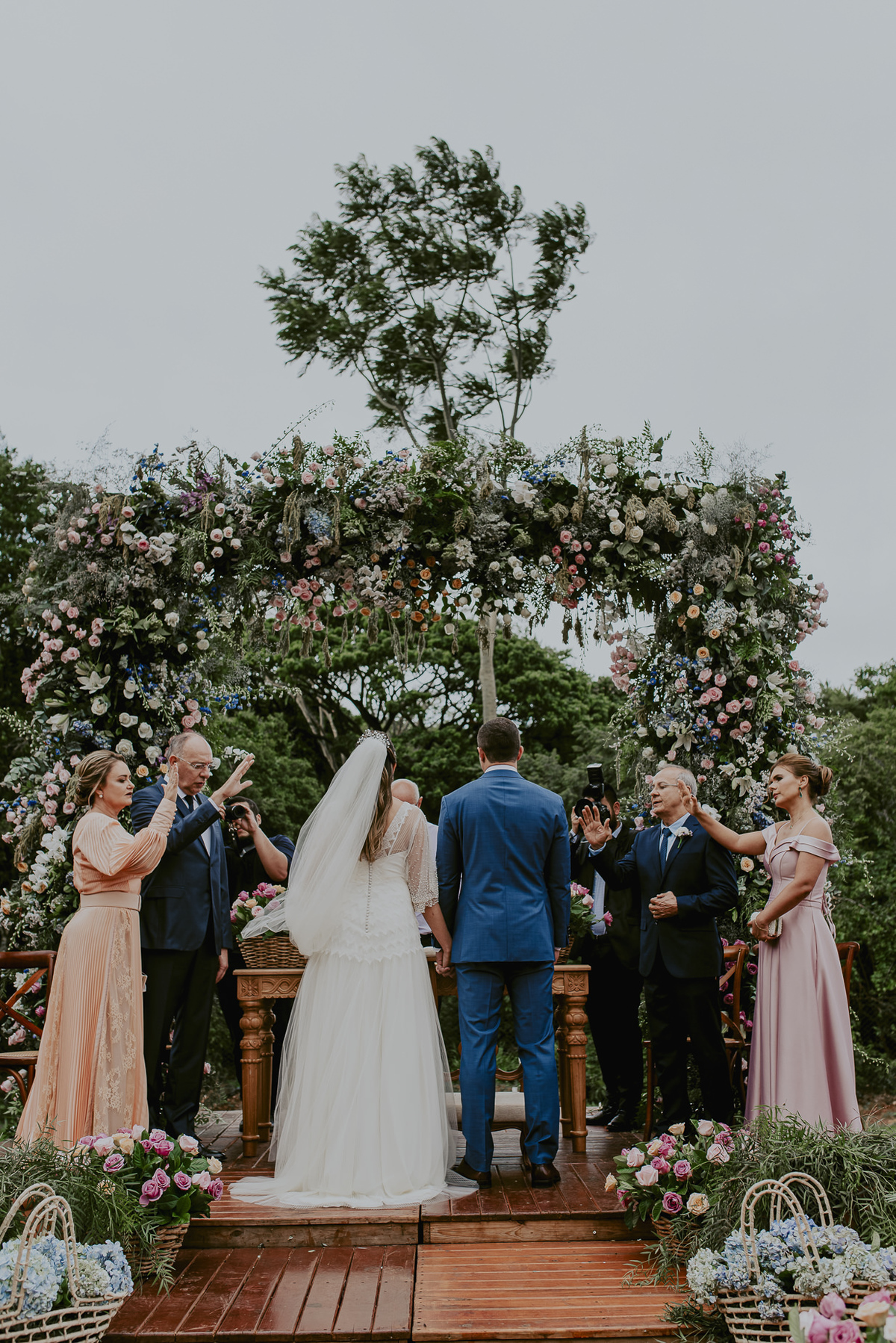 a hora da benção, uma foto muito emocionante mostrando os noivos sendo abençoados pelos seus pais durante o casamento realizado na fazenda. fotografia documental de casamento feita pelo daniel okuyama 