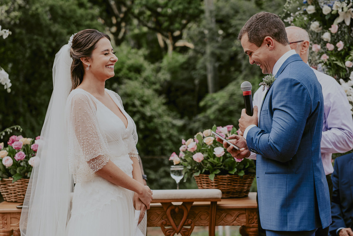 nesse casamento ao ar livre os votos do noivo para a noiva foi mais divertido e engraçado no altar do casamento na fazenda o sorriso espontaneo da noiva 
