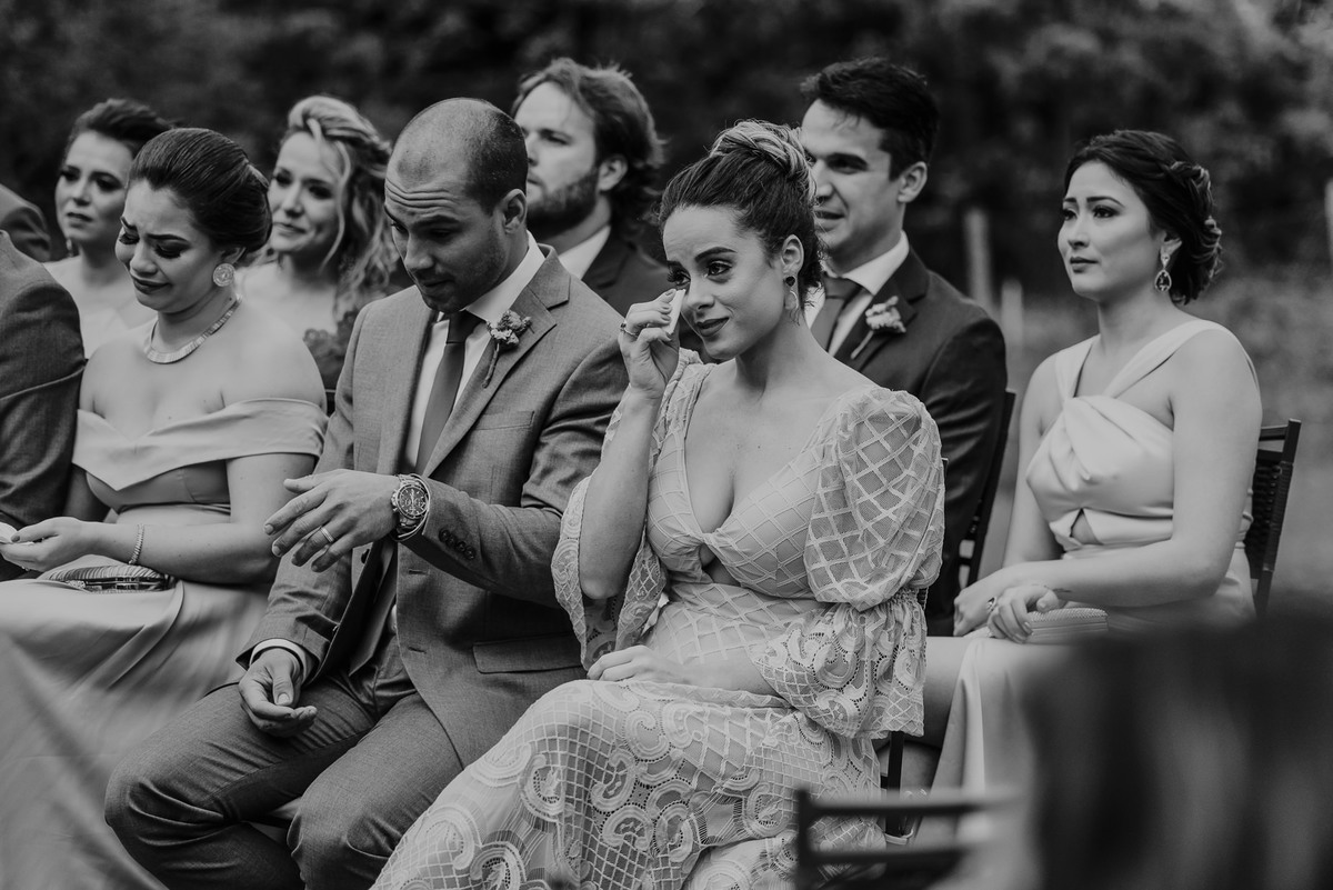 a madrinha amiga da noiva chora emocionada durante a cerimonia de casamento na fazenda. a fotografia documental do casamento foi do melhor fotografo do brasil daniel okuyama