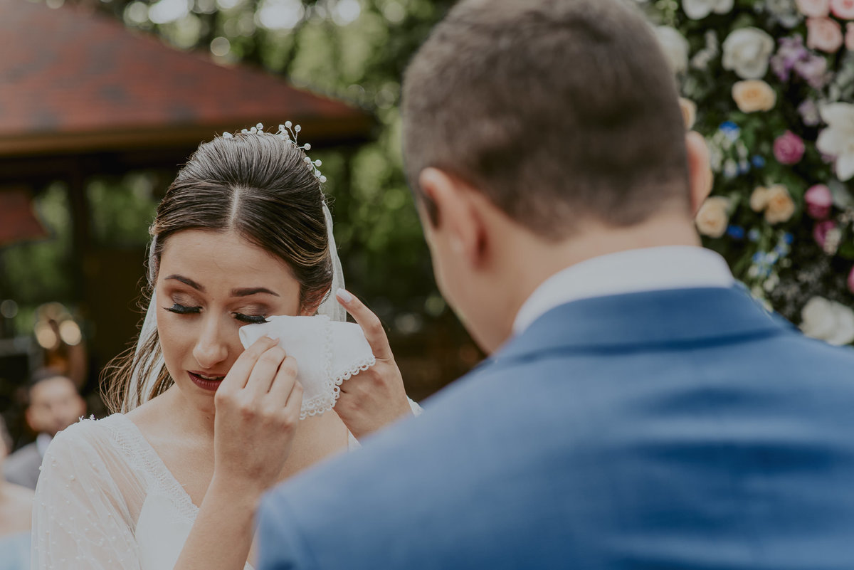 fotografia da emocao da noiva no casamento na fazenda foto sem pose e muito espontânea do casamento, a noiva muito emocionada no altar