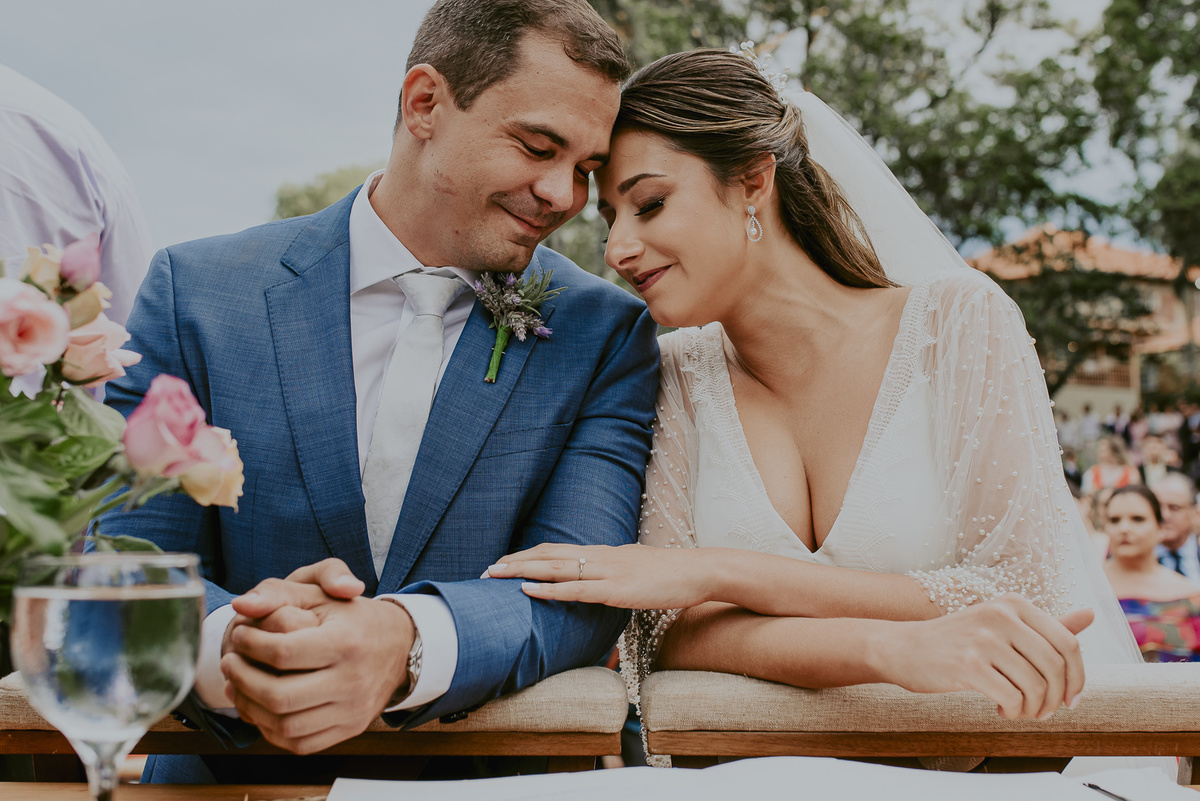 um foto linda e atemporal, o fotografo de casamento daniel okuyama retrata o carinho dos noivos no altar durante a cerimonia de casamento ao ar livre na fazenda.